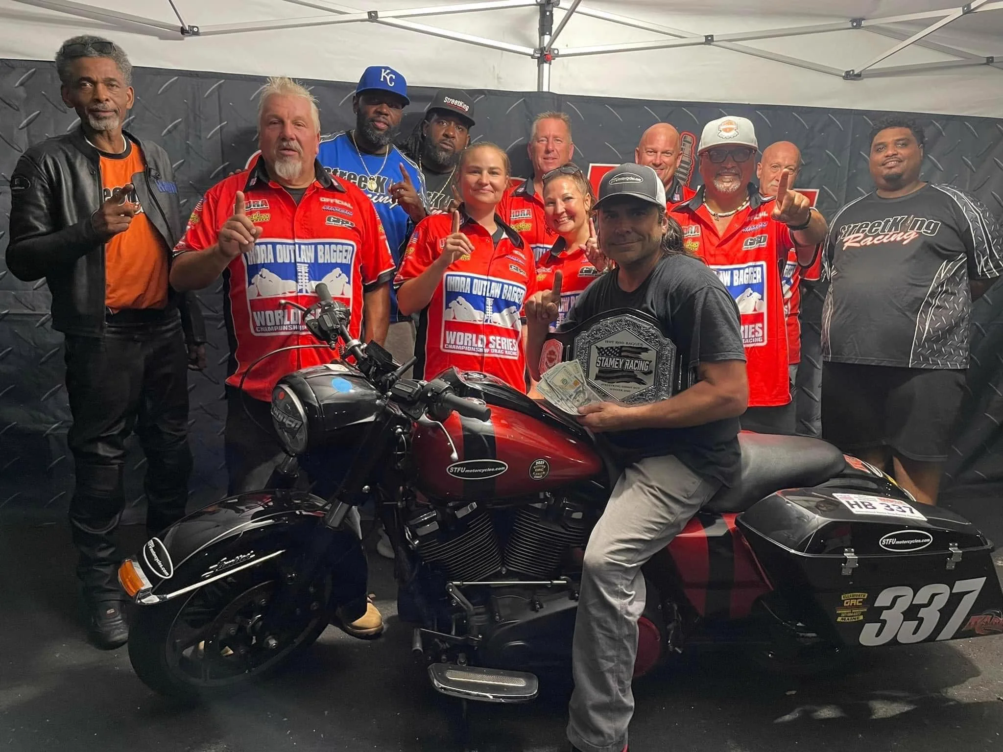 Scott seated on his winning number 337 bagger with IHDRA officials and racers behind him